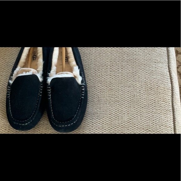 UGG Ansley women’s black suede slipper, sz 9 new in box - Picture 2 of 9